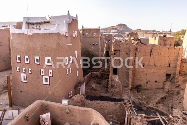 منازل تقليدية مبنية من الطوب اللبن في الظهران الجنوب، المملكة العربية السعودية