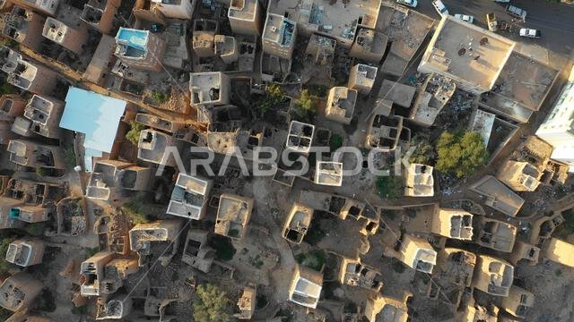 صورة جوية لقرية قديمة ذات بيوت طينية تقليدية، منطقة عسير، الظهران الجنوبي، المملكة العربية السعودية