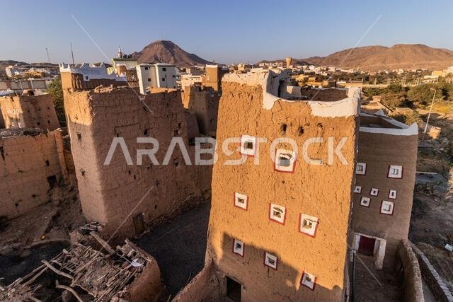 منازل تقليدية مبنية من الطوب اللبن في الظهران الجنوب، المملكة العربية السعودية