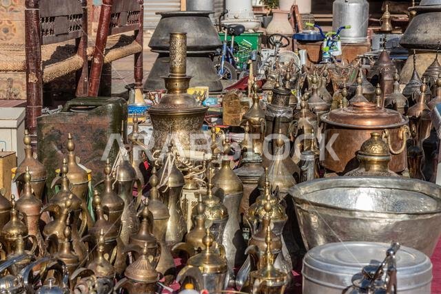 تحف للبيع في سوق الزيل في الرياض، المملكة العربية السعودية