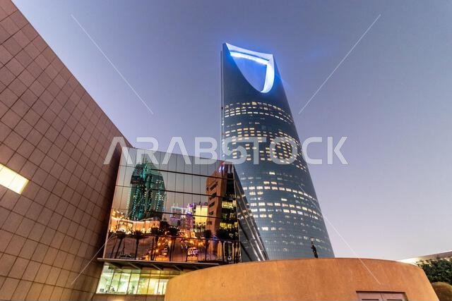 الرياض، المملكة العربية السعودية - 30 نوفمبر 2021: منظر لمبنى مركز المملكة في الرياض، المملكة العربية السعودية الرياض، المملكة العربية السعودية - 30 نوفمبر 2021: منظر لمبنى مركز المملكة في الرياض، المملكة العربية السعودية