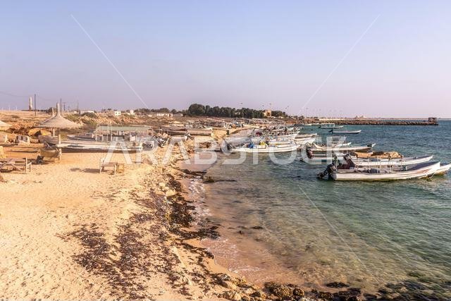 فرسان، المملكة العربية السعودية - ٢٢ نوفمبر ٢٠٢١: ميناء صيد في جزيرة فرسان، المملكة العربية السعودية فرسان، المملكة العربية السعودية - ٢٢ نوفمبر ٢٠٢١: ميناء صيد في جزيرة فرسان، المملكة العربية السعودية