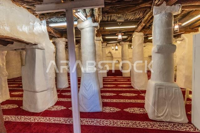 الظهران الجنوب، المملكة العربية السعودية - 25 نوفمبر 2021: قاعة الصلاة في مسجد قديم في الظهران الجنوب، المملكة العربية السعودية