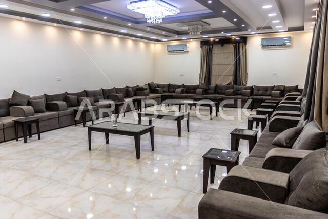 نجران، المملكة العربية السعودية - 28 نوفمبر 2021: غرفة اجتماعات في منزل بمدينة نجران، المملكة العربية السعودية