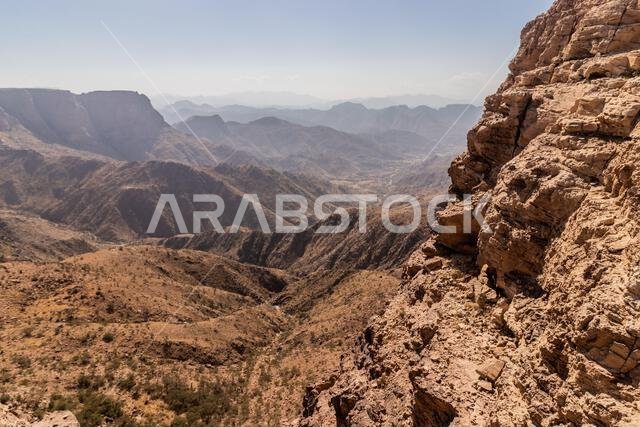 منظر طبيعي جبلي بالقرب من الظهران الجنوب، المملكة العربية السعودية