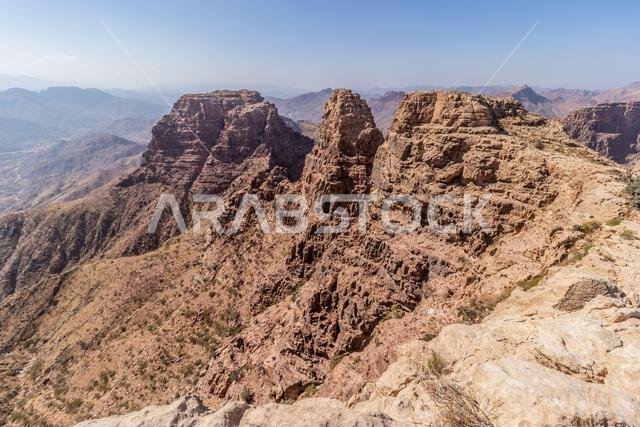 منظر طبيعي جبلي بالقرب من الظهران الجنوب، المملكة العربية السعودية منظر طبيعي جبلي بالقرب من الظهران الجنوب، المملكة العربية السعودية