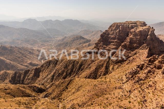 منظر طبيعي جبلي بالقرب من الظهران الجنوب، المملكة العربية السعودية