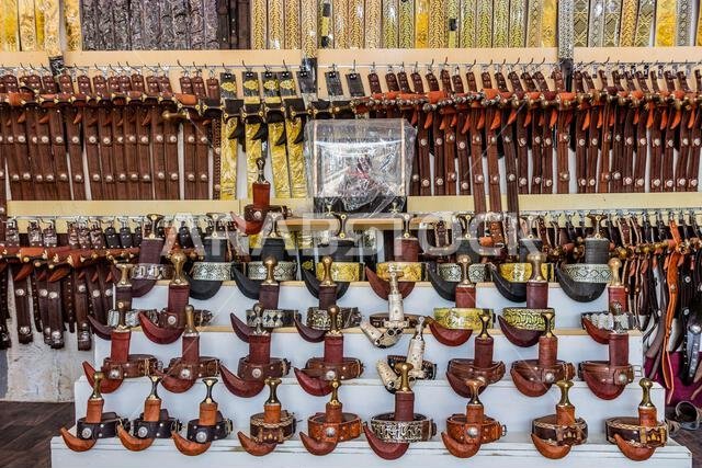 أحزمة وخناجر جنبية للبيع في أحد أسواق نجران، المملكة العربية السعودية