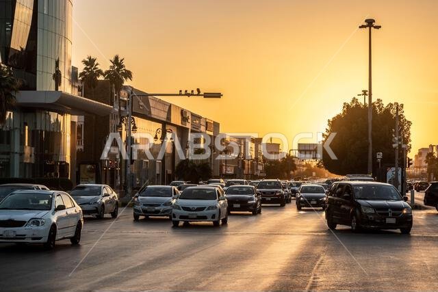 الرياض، المملكة العربية السعودية - 30 نوفمبر 2021: حركة المرور على الطرق في الرياض وقت غروب الشمس، المملكة العربية السعودية الرياض، المملكة العربية السعودية - 30 نوفمبر 2021: حركة المرور على الطرق في الرياض وقت غروب الشمس، المملكة العربية السعودية