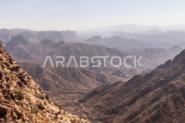 منظر طبيعي جبلي بالقرب من الظهران الجنوب، المملكة العربية السعودية