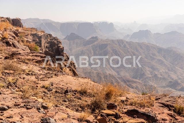 منظر طبيعي جبلي بالقرب من الظهران الجنوب، المملكة العربية السعودية