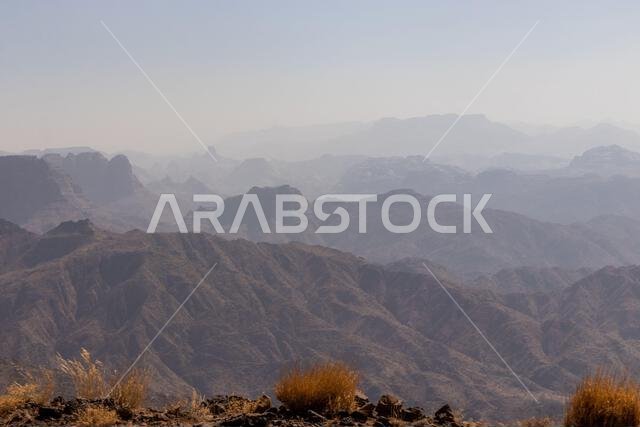 منظر طبيعي جبلي بالقرب من الظهران الجنوب، المملكة العربية السعودية