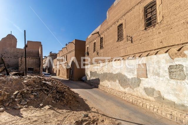 شارع متداعٍ في حي الدرة بالرياض، المملكة العربية السعودية