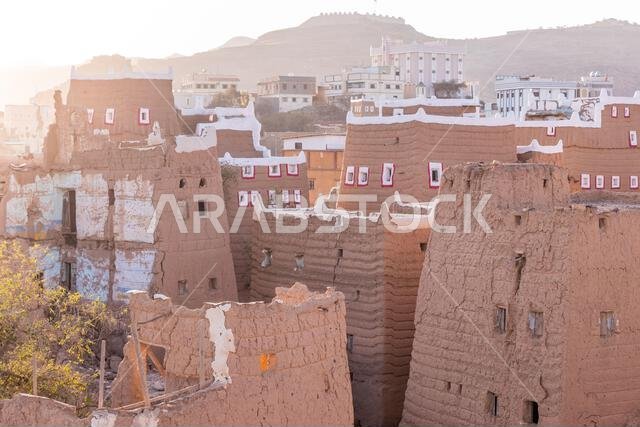 منازل تقليدية مبنية من الطوب اللبن في الظهران الجنوب، المملكة العربية السعودية