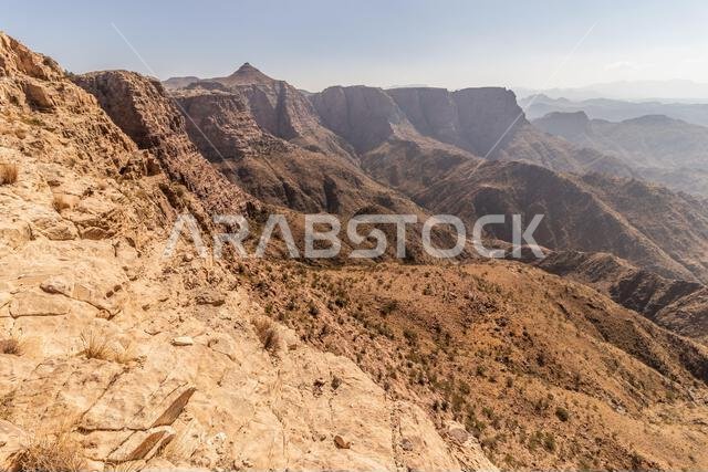 منظر طبيعي جبلي بالقرب من الظهران الجنوب، المملكة العربية السعودية