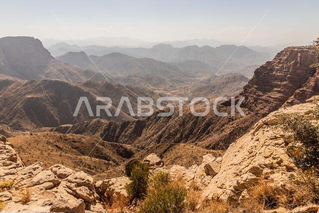 منظر طبيعي جبلي بالقرب من الظهران الجنوب، المملكة العربية السعودية