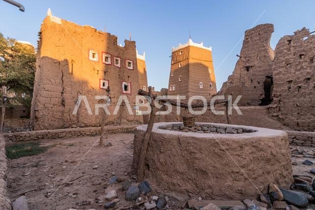 بئر قديمة ومنازل مبنية من الطوب اللبن في الظهران الجنوب، المملكة العربية السعودية