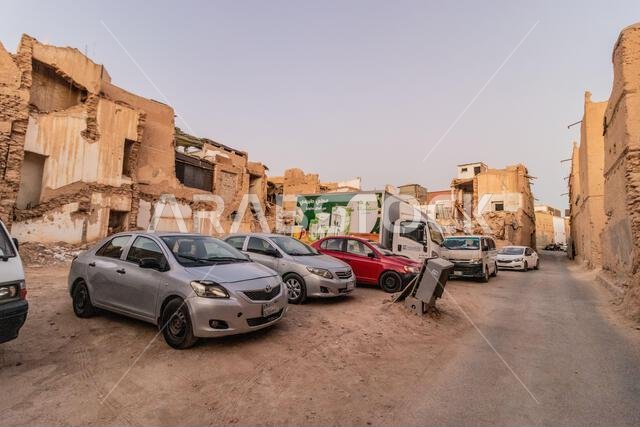 الرياض، المملكة العربية السعودية - 29 نوفمبر 2021: موقف سيارات في حي الدرة بالرياض، المملكة العربية السعودية
