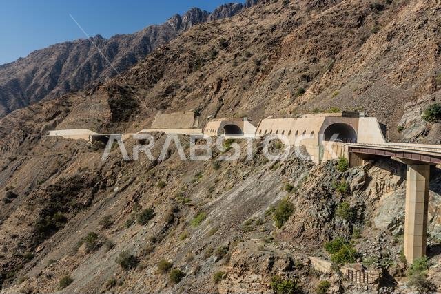 الأنفاق والمعارض على طريق الملك فهد في جبال السروات بالقرب من الباحة، المملكة العربية السعودية الأنفاق والمعارض على طريق الملك فهد في جبال السروات بالقرب من الباحة، المملكة العربية السعودية