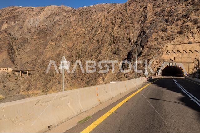 نفق على طريق الملك فهد في جبال السروات بالقرب من الباحة، المملكة العربية السعودية