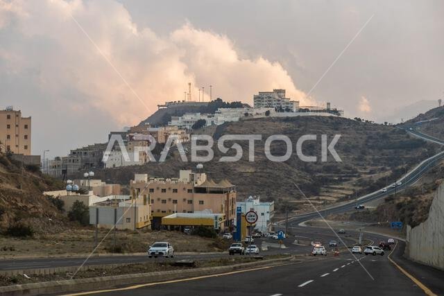 أبها، المملكة العربية السعودية - 20 نوفمبر 2021: الطريق السريع 214 بالقرب من أبها، المملكة العربية السعودية