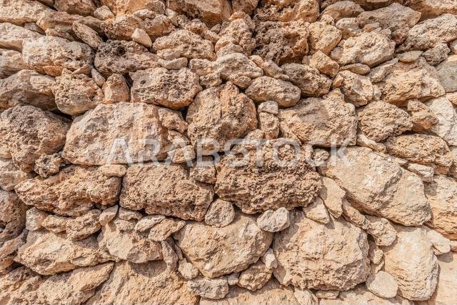 جدار الحجر المرجاني في قرية القصار التراثية في جزيرة فرسان بالمملكة العربية السعودية جدار الحجر المرجاني في قرية القصار التراثية في جزيرة فرسان بالمملكة العربية السعودية