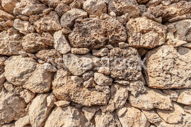 جدار الحجر المرجاني في قرية القصار التراثية في جزيرة فرسان بالمملكة العربية السعودية