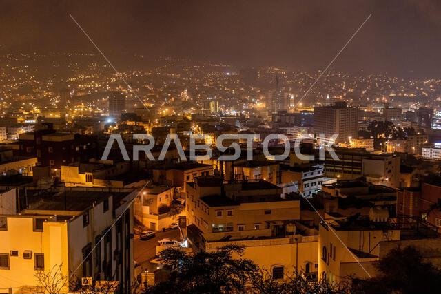 صورة جوية ليلية لمدينة أبها، المملكة العربية السعودية