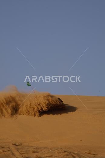 نوان، المملكة العربية السعودية، 7 يناير 2023: سيارات دفع رباعي تنزلق عبر صحراء المملكة العربية السعودية الرملية الخلابة. وتؤدي هذه المركبات مناورات مثيرة على الكثبان الرملية. نوان، المملكة العربية السعودية، 7 يناير 2023: سيارات دفع رباعي تنزلق عبر صحراء المملكة العربية السعودية الرملية الخلابة. وتؤدي هذه المركبات مناورات مثيرة على الكثبان الرملية.
