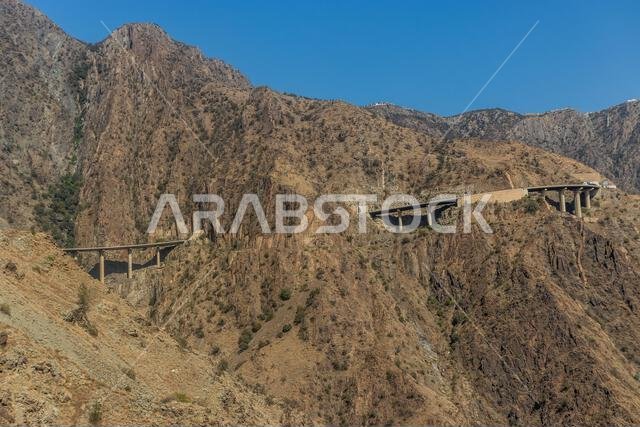 طريق الملك فهد في جبال السروات بالقرب من الباحة، المملكة العربية السعودية