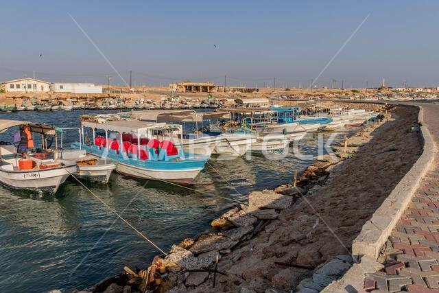 فرسان، المملكة العربية السعودية - ٢٢ نوفمبر ٢٠٢١: ميناء صيد في جزيرة فرسان، المملكة العربية السعودية