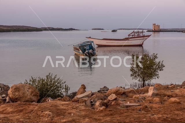 قوارب صغيرة في ميناء جزيرة فرسان، المملكة العربية السعودية قوارب صغيرة في ميناء جزيرة فرسان، المملكة العربية السعودية