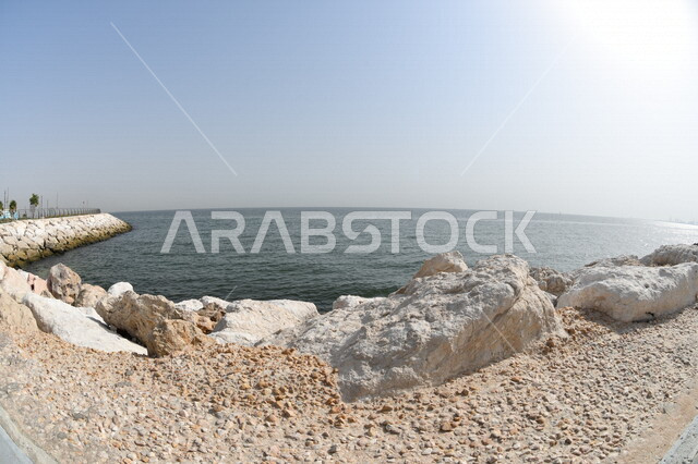 صورة جمالية لمنظر البحر في المملكة العربية السعودية ، خلفية الطبيعة ، المناظر البحرية الهادئة ، هدوء وجمال البحر ، أماكن سياحية ، شاطئ البحر ، الطبيعة البحرية في السعودية