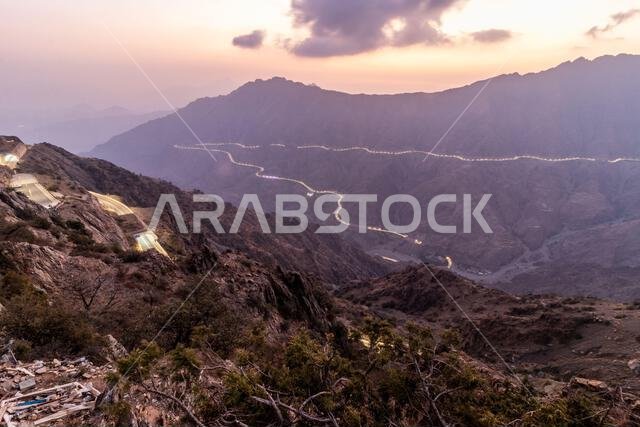 منظر مسائي لوادٍ عميق مع طريق الملك فهد بالقرب من الباحة، المملكة العربية السعودية