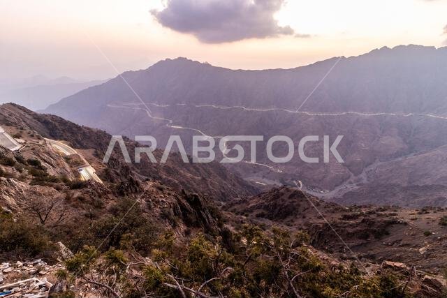 منظر مسائي لوادٍ عميق بالقرب من الباحة، المملكة العربية السعودية منظر مسائي لوادٍ عميق بالقرب من الباحة، المملكة العربية السعودية