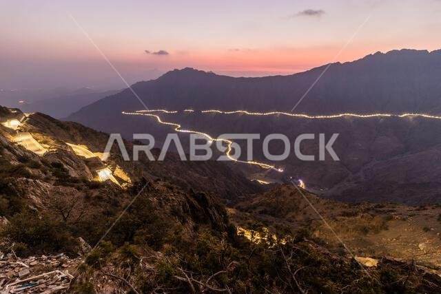 منظر مسائي لوادٍ عميق في جبال السروات بالقرب من الباحة، المملكة العربية السعودية