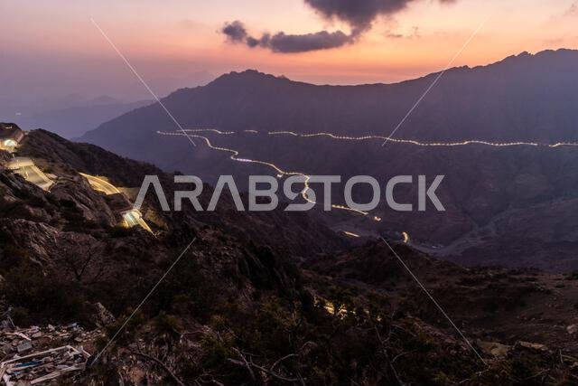 منظر مسائي لوادٍ عميق في جبال السروات بالقرب من الباحة، المملكة العربية السعودية