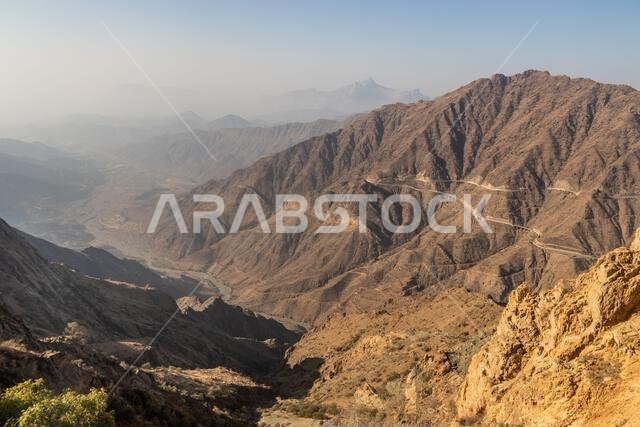 وادي عميق مع طريق الملك فهد في جبال السروات بالقرب من الباحة، المملكة العربية السعودية