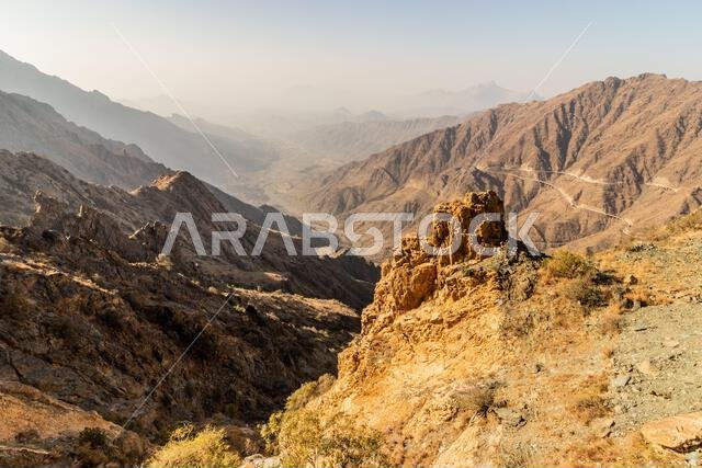 وادي عميق في جبال السروات بالقرب من الباحة، المملكة العربية السعودية وادي عميق في جبال السروات بالقرب من الباحة، المملكة العربية السعودية