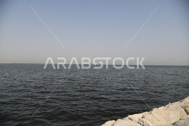 صورة جمالية لمنظر البحر في المملكة العربية السعودية ، خلفية الطبيعة ، المناظر البحرية الهادئة ، هدوء وجمال البحر ، أماكن سياحية ، شاطئ البحر ، الطبيعة البحرية في السعودية
