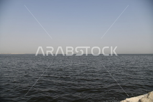 صورة جمالية لمنظر البحر في المملكة العربية السعودية ، خلفية الطبيعة ، المناظر البحرية الهادئة ، هدوء وجمال البحر ، أماكن سياحية ، شاطئ البحر ، الطبيعة البحرية في السعودية