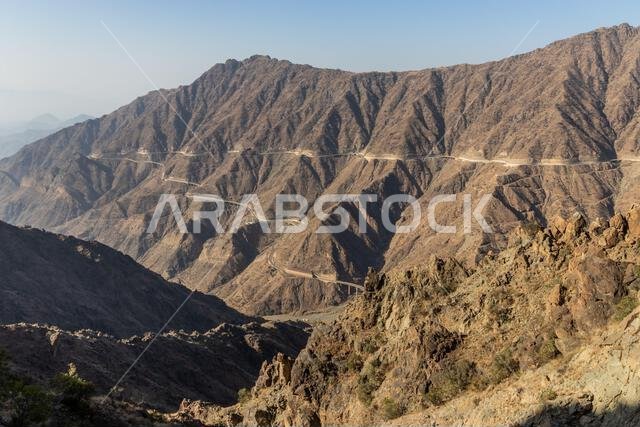 وادي عميق مع طريق الملك فهد في جبال السروات بالقرب من الباحة، المملكة العربية السعودية