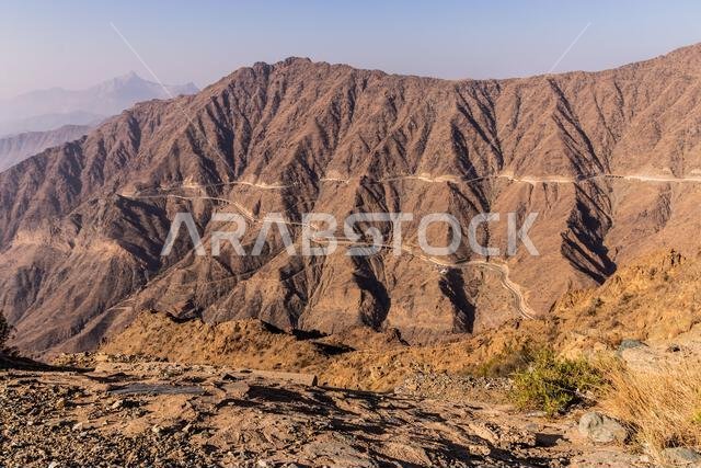 وادي عميق مع طريق الملك فهد في جبال السروات بالقرب من الباحة، المملكة العربية السعودية
