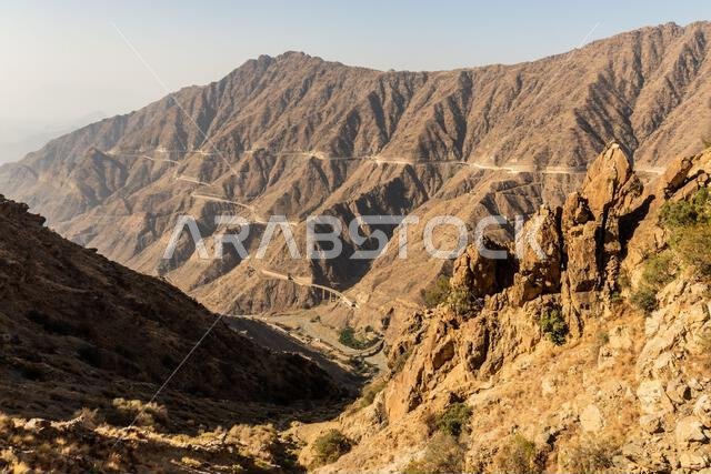 وادي عميق مع طريق الملك فهد في جبال السروات بالقرب من الباحة، المملكة العربية السعودية