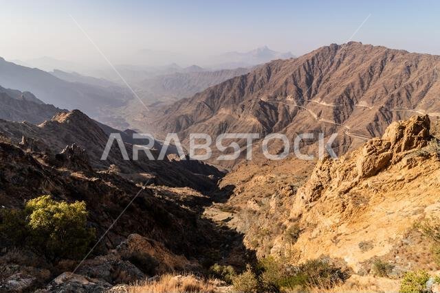 وادي عميق في جبال السروات بالقرب من الباحة، المملكة العربية السعودية