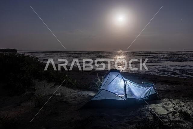 التخييم على شاطئ جزيرة فرسان، المملكة العربية السعودية