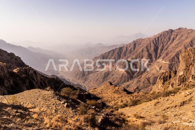 وادي عميق في جبال السروات بالقرب من الباحة، المملكة العربية السعودية