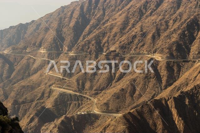 وادي عميق مع طريق الملك فهد في جبال السروات بالقرب من الباحة، المملكة العربية السعودية