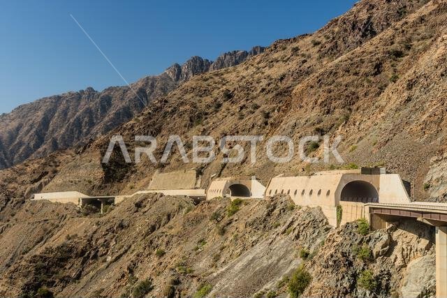 الأنفاق والمعارض على طريق الملك فهد في جبال السروات بالقرب من الباحة، المملكة العربية السعودية