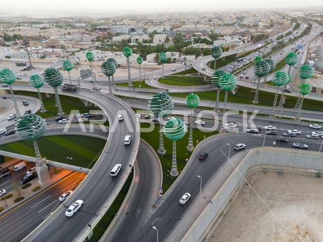 صورة جوية لطريق سريع مزدحم في منطقة جرين فيلد، الرياض، المملكة العربية السعودية
